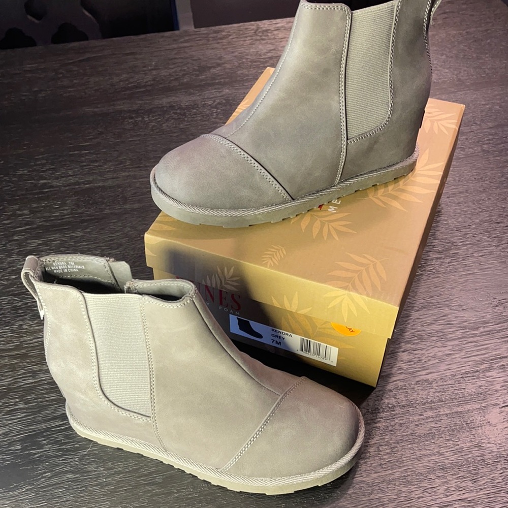 NWOT Dunes Shoes